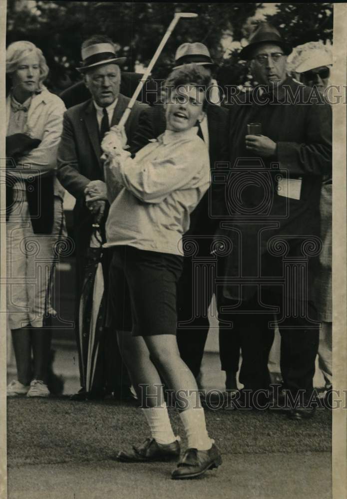 1963 Press Photo New York spectators watch Jackie Fladoos during round of golf- Historic Images