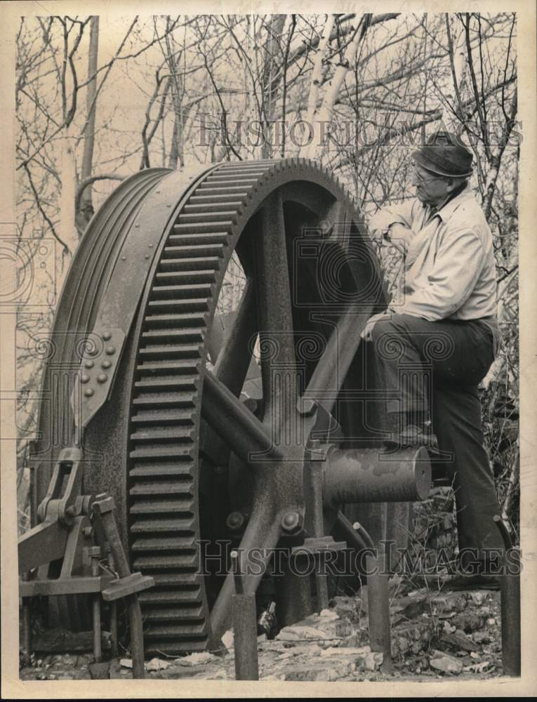 1966 Press Photo Man inspects gear at top of Prospect Mountain in New York- Historic Images