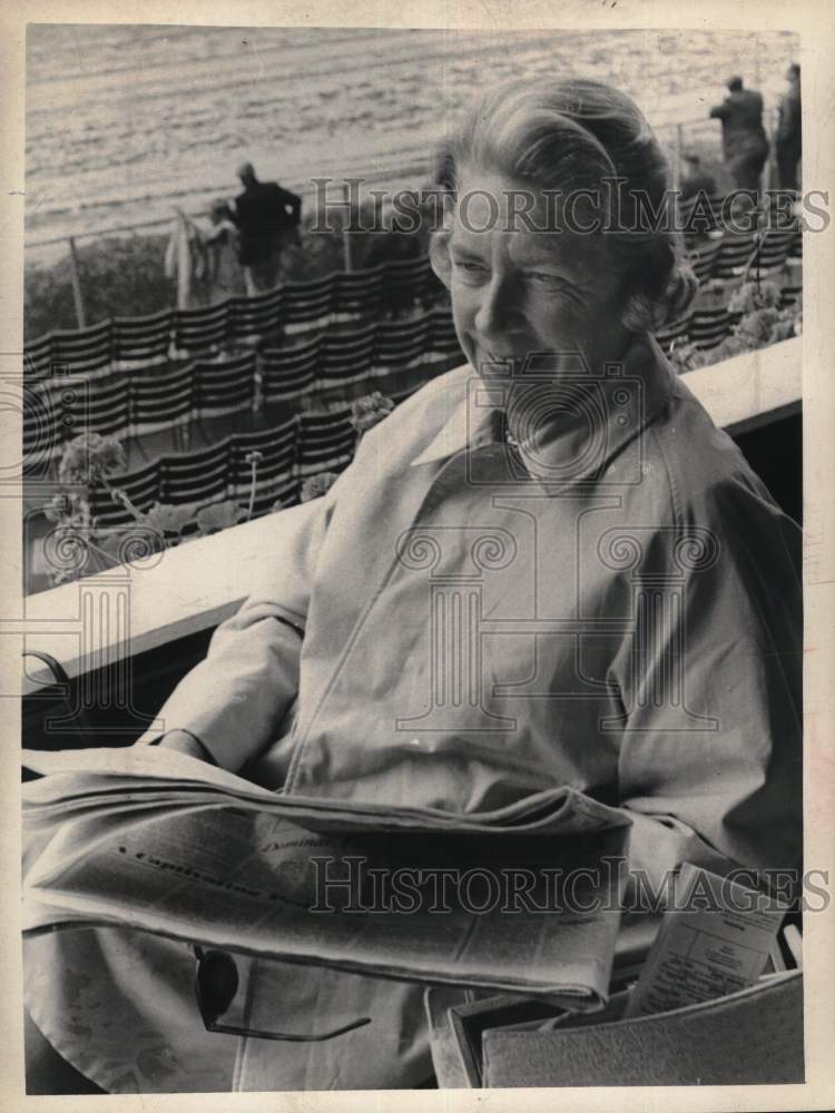 1967 Press Photo Elizabeth Fleitas in clubhouse at Saratoga Raceway, New York- Historic Images