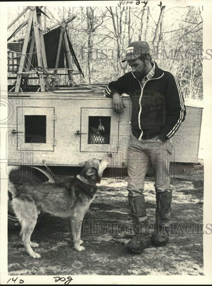 1983 Press Photo Sled dog racer Ken Sherwood and dog - tub02954- Historic Images