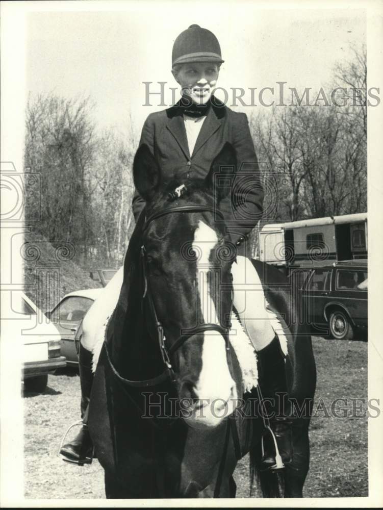 1983 Press Photo Joan Wolfinger of Schenectady, New York riding at horse show- Historic Images