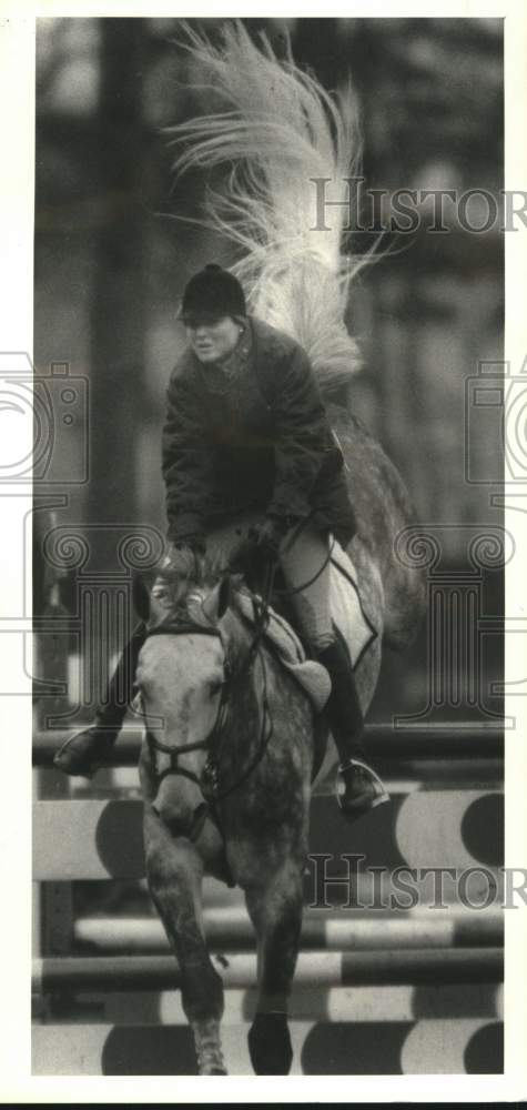 1989 Press Photo Leslie Lenehan rides Nightcap during horse show in New York- Historic Images