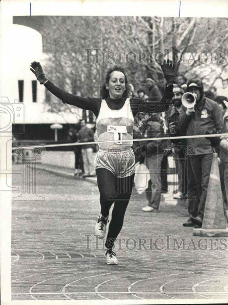 1983 Press Photo Jacqueline Gareau crosses finish line of 10-K race in New York- Historic Images