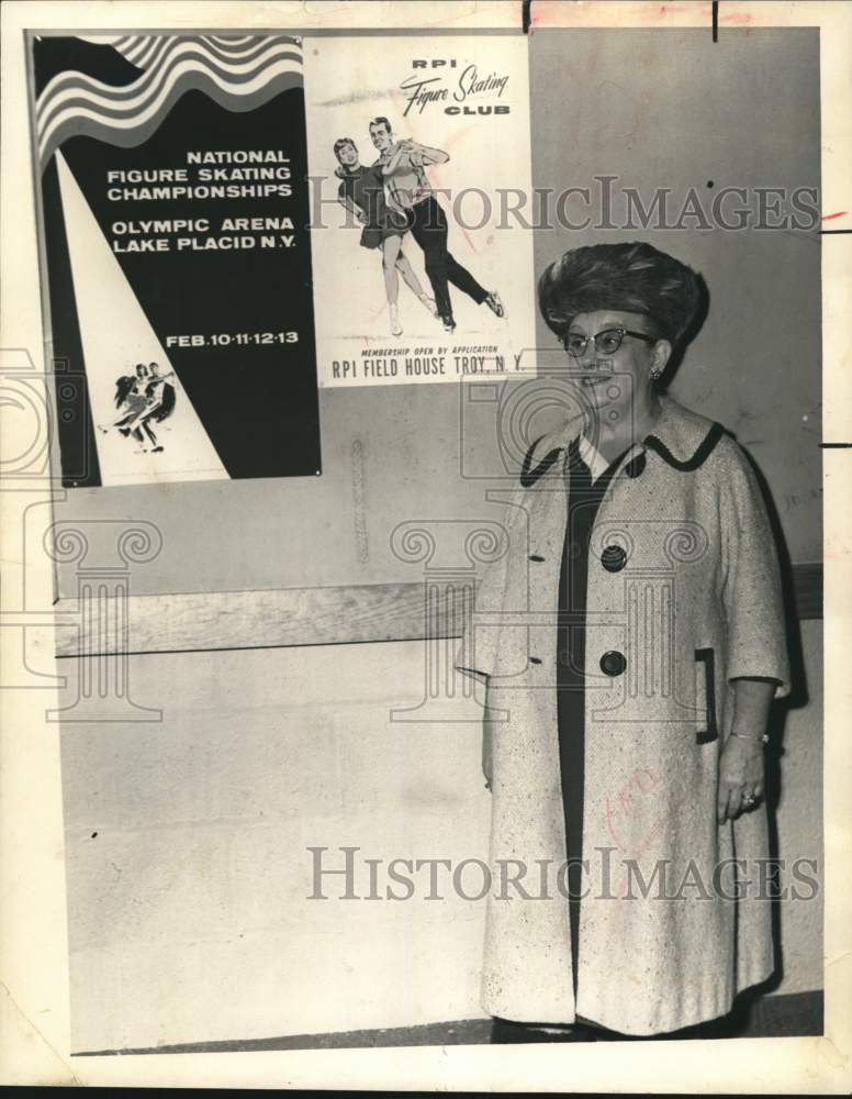 1964 Press Photo Mrs. H.L. Garren with figure skating posters in New York- Historic Images