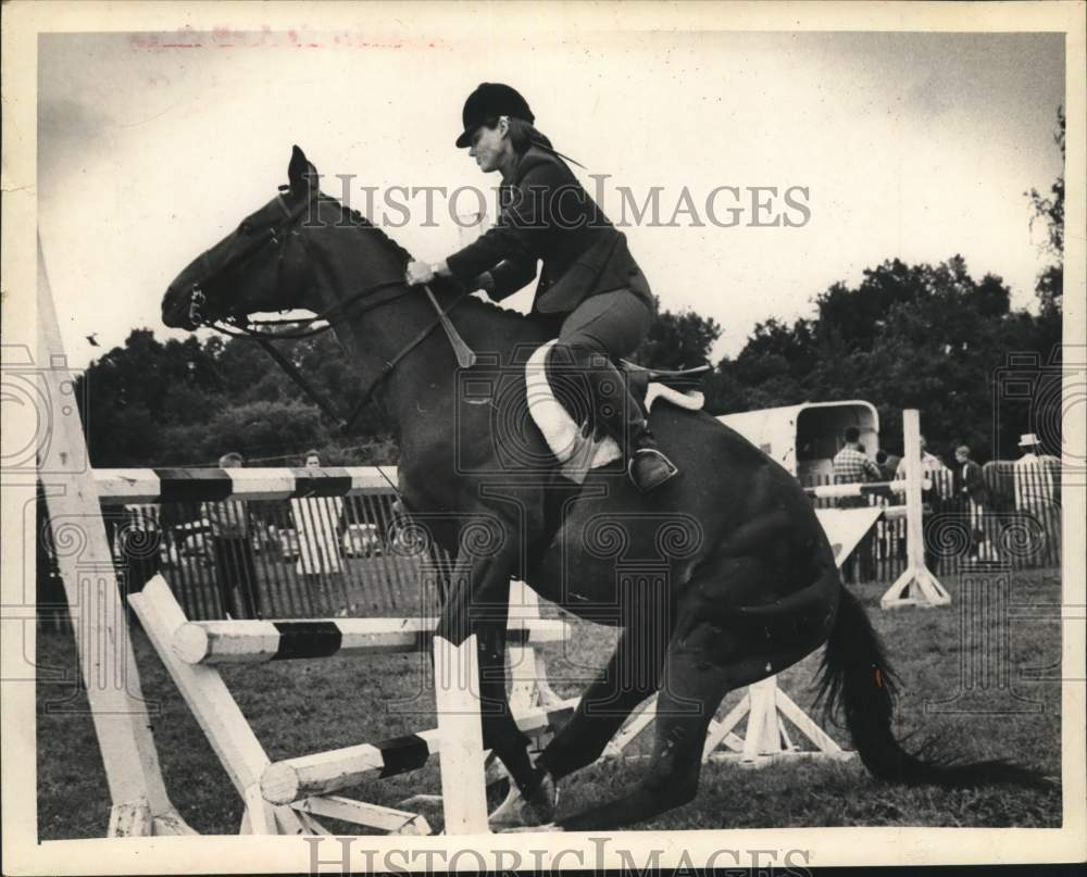 Press Photo Diania Mazzone rides in Steeplechase event in New York - tub03567- Historic Images