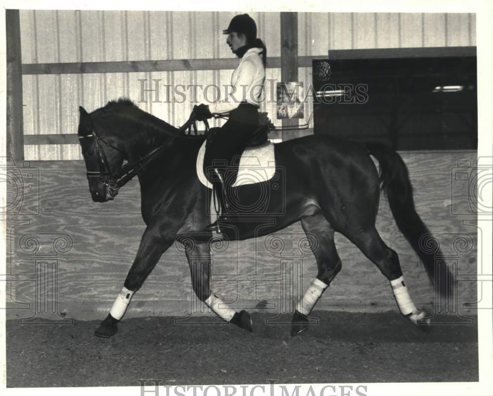 1986 Press Photo Marisa Wayland takes horse on training ride in New York- Historic Images