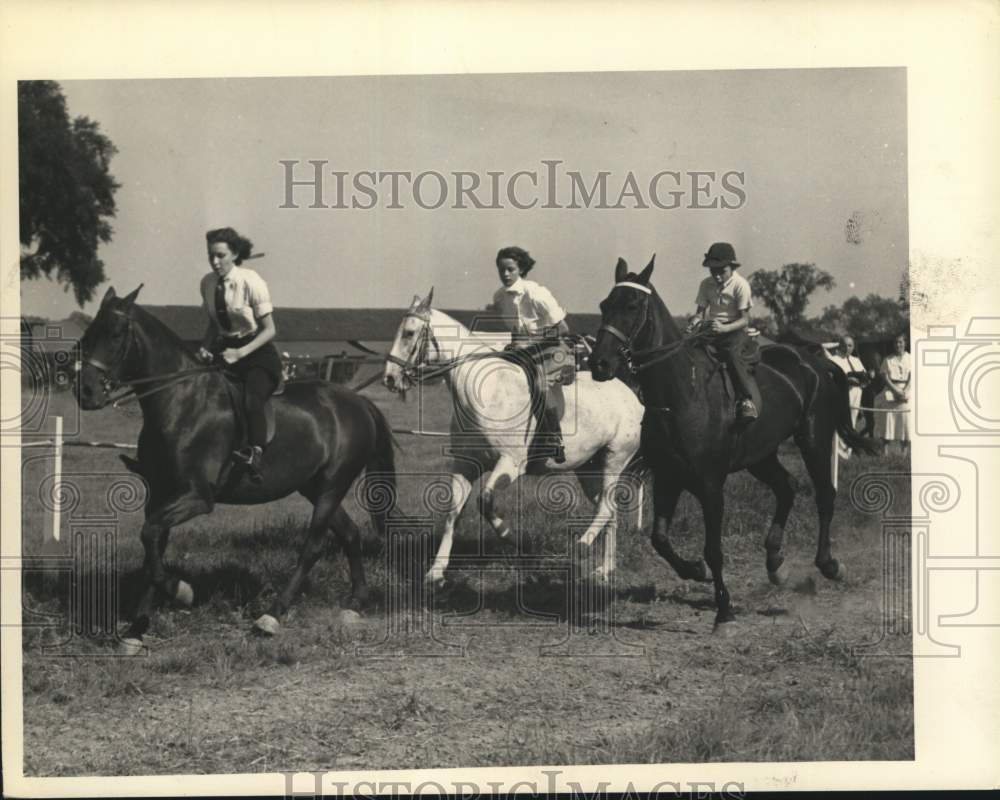 Press Photo Jane Busch, Alma Bailey &amp; Sally Smith riding horses in New York- Historic Images