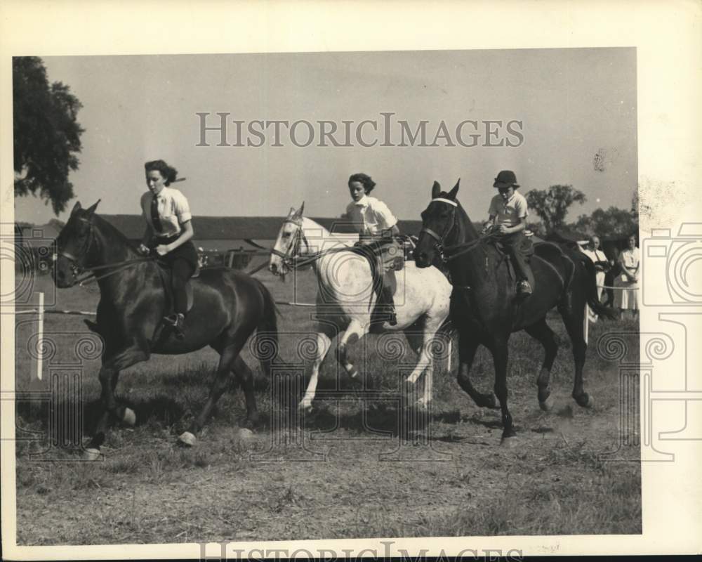 Press Photo Jane Busch, Alma Bailey & Sally Smith riding horses in New York- Historic Images