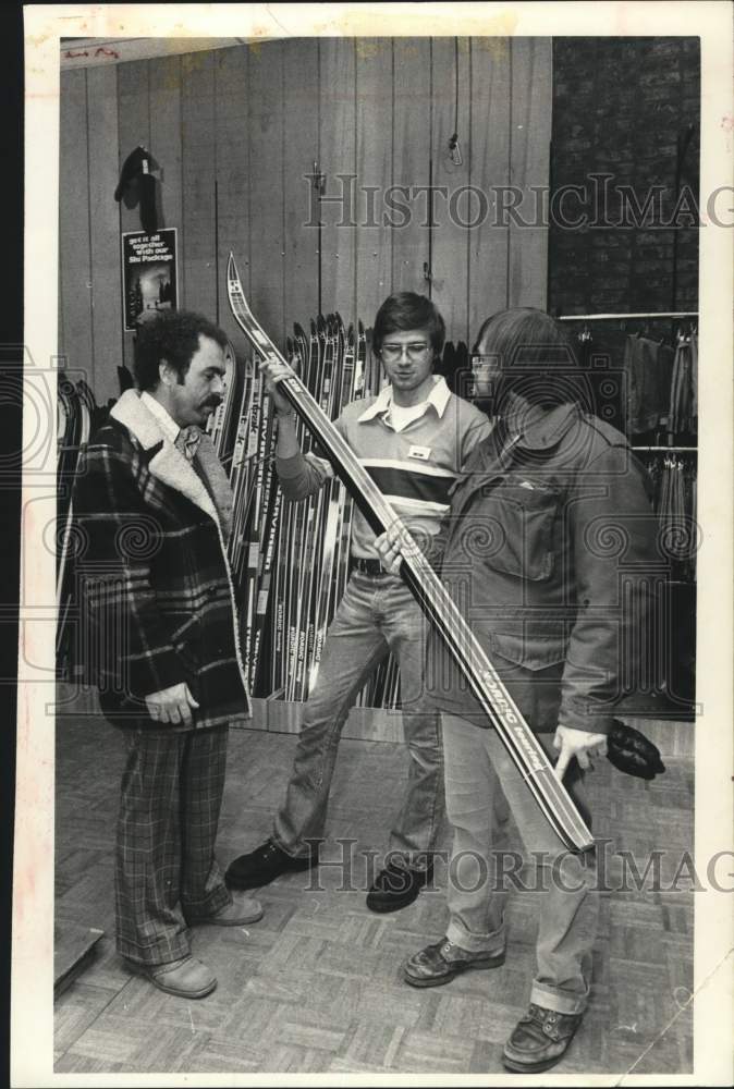 1977 Press Photo Group with snow skis at Herman's Sporting Goods in New York- Historic Images