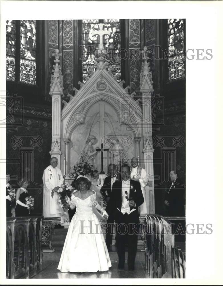 Load image into Gallery viewer, 1994 Press Photo Michael Hoblock marries Karen Kelly in New York ceremony
