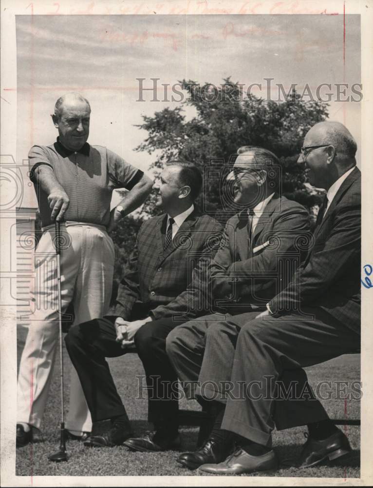 1963 Press Photo Pro give golf tips to Chamber of Commerce members in New York- Historic Images