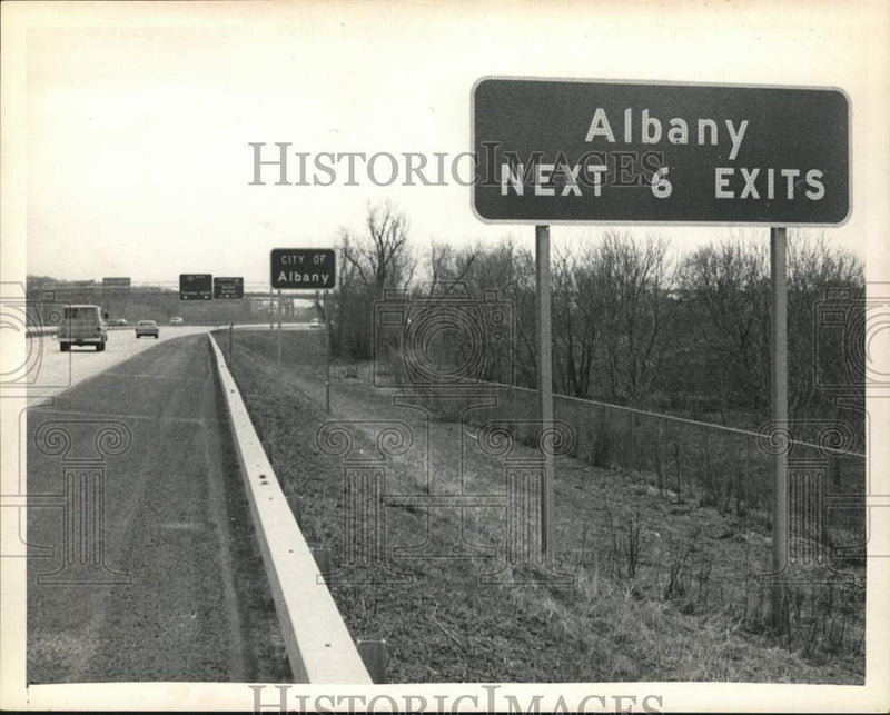 Load image into Gallery viewer, 1973 Press Photo Traffic signs along highway near Albany, New York - tub04567
