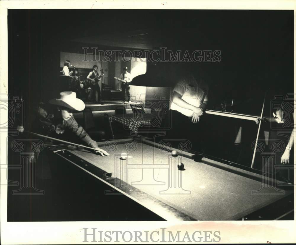 1982 Press Photo Billiards players at the Hitching Post in Albany, New York- Historic Images