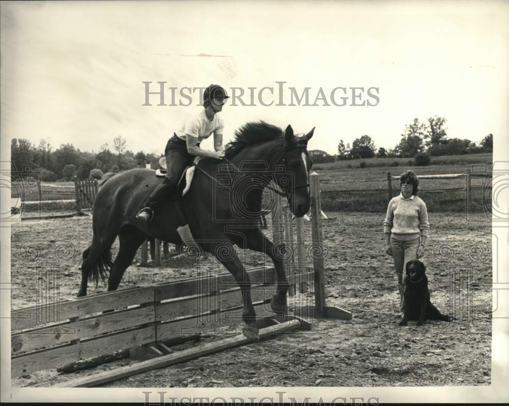 1984 Press Photo Chris Beck gives Anne Long horse jumping lessons in New York- Historic Images