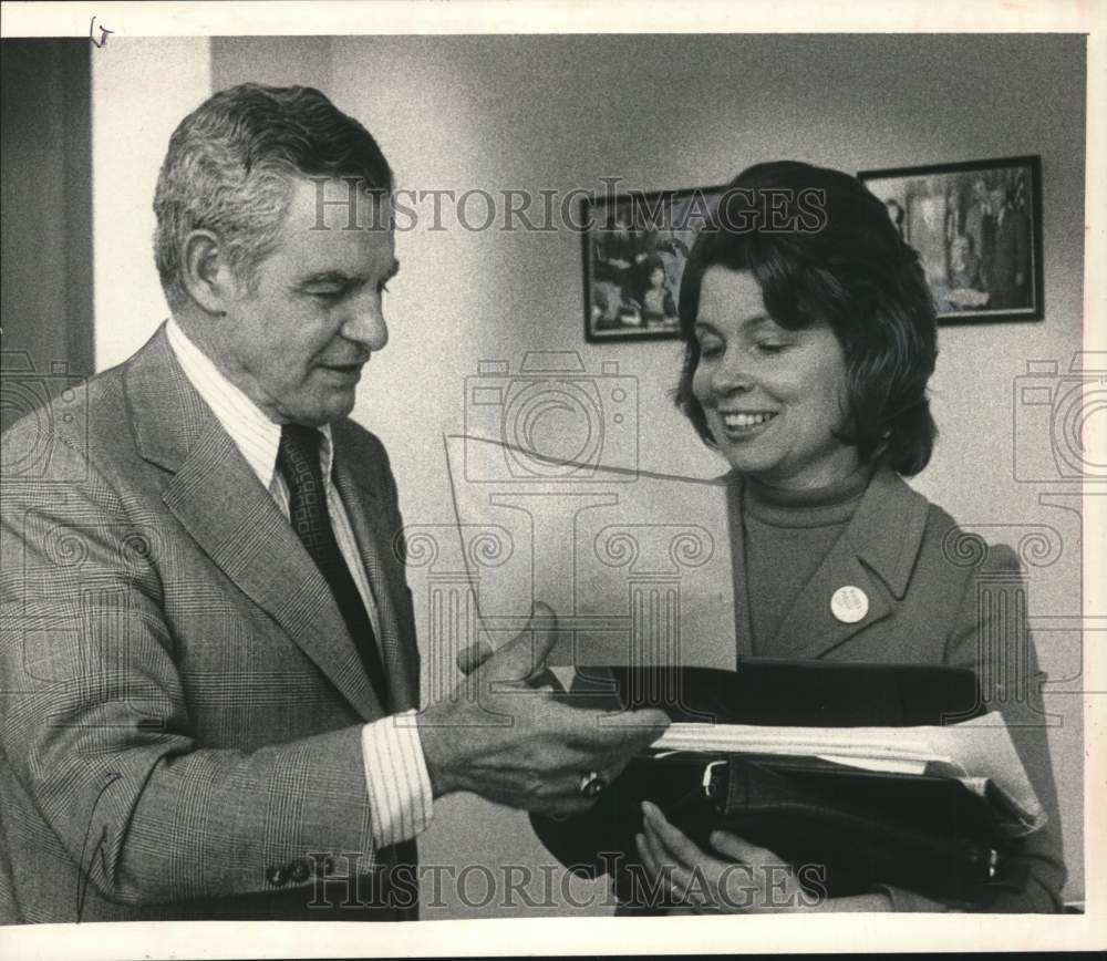 1974 Press Photo Leon Giuffreda with Chris Hildebrand in New York - tub04964- Historic Images