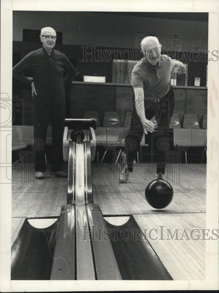 1980 Press Photo Brothers Ed and Harvey Goetz bowling - tub05342- Historic Images