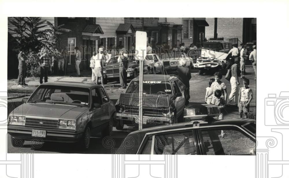 1987 Press Photo Scene of auto accident on 4th Street in Troy, New York- Historic Images