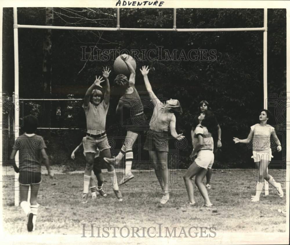 1979 Press Photo Kids playing game of hocker on field in New York - tub05580- Historic Images
