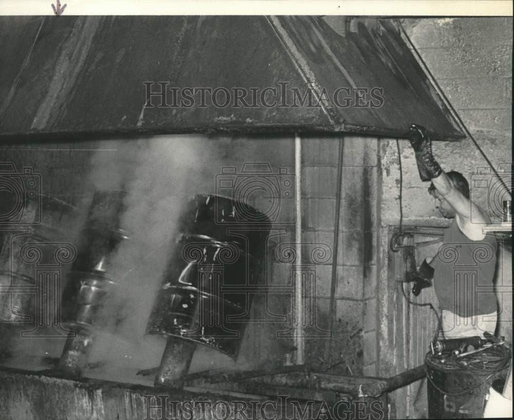 1974 Press Photo Robert Brower at Freidrichson Cooperage Inc. in New York- Historic Images