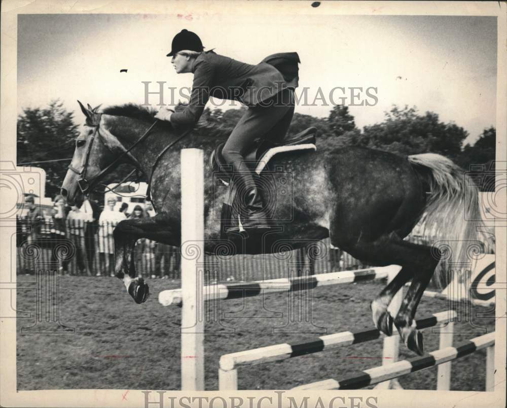 Press Photo Pat Elliot riding in equestrian event in New York - tub06885- Historic Images