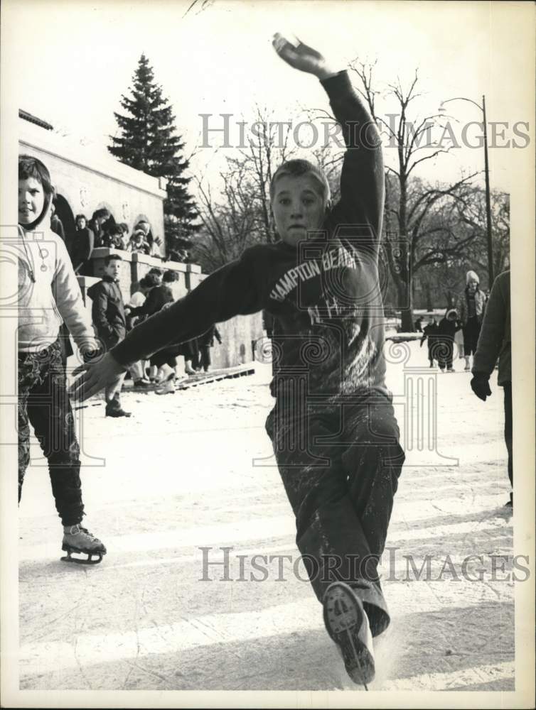 1962 Press Photo An ice skater in action - tub07468- Historic Images