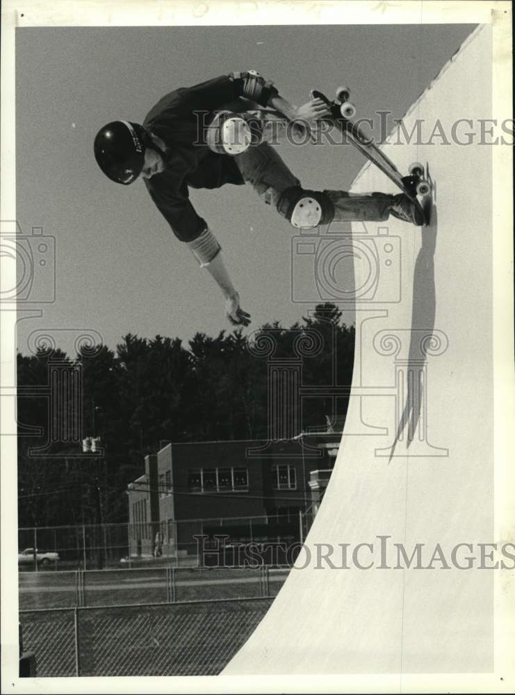 1990 Press Photo Jeff Meagher skates a half-pipe ramp in Saratoga Springs, N.Y.- Historic Images