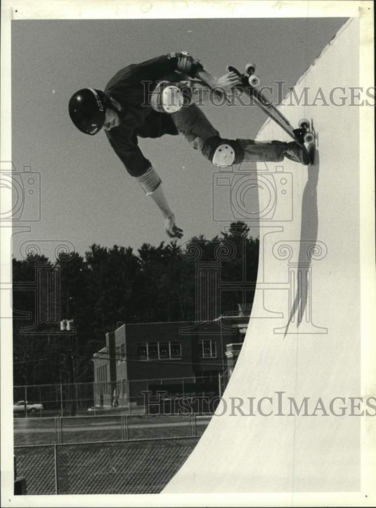 1990 Press Photo Jeff Meagher skates a half-pipe ramp in Saratoga Springs, N.Y.- Historic Images