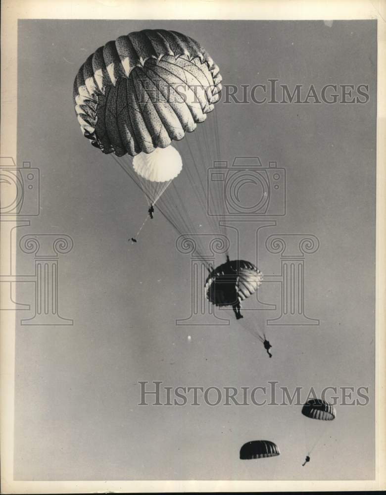 Press Photo Parachutists in action - tub07661- Historic Images