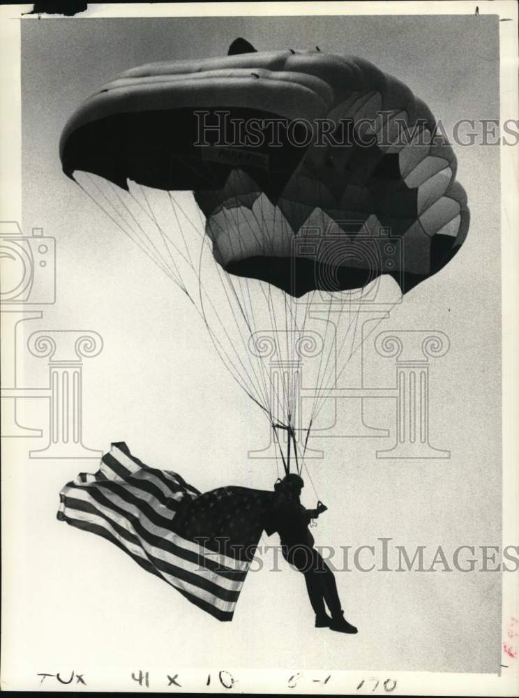 1977 Press Photo A member of the Shooting Stars Navy Parachute Team - tub07662- Historic Images