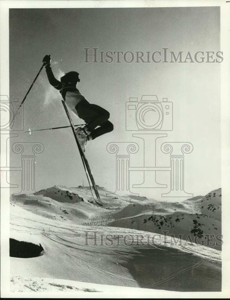 1981 Press Photo A jumping snow skier in mid-flight - tub07939- Historic Images