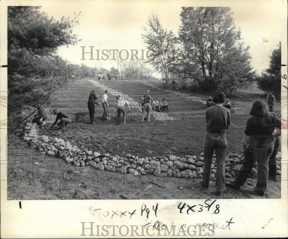 1974 Press Photo Skidmore College students work on amphitheater - tub08279- Historic Images