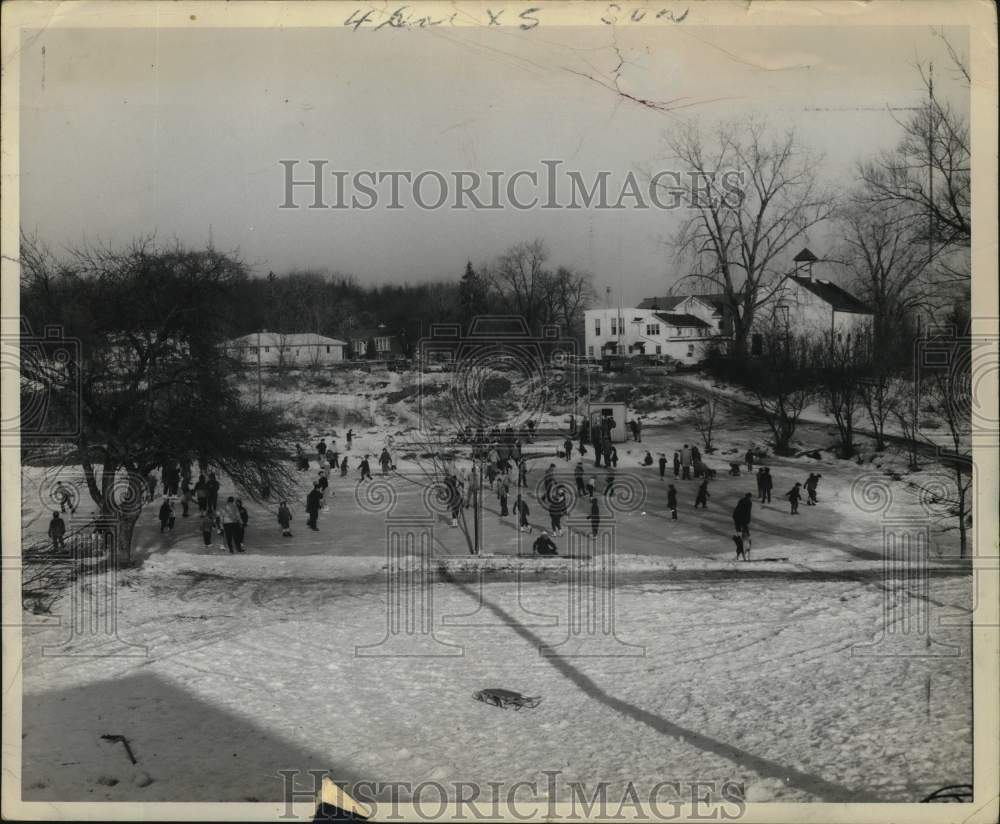 Press Photo Ice skaters on a public rink - tub08317- Historic Images