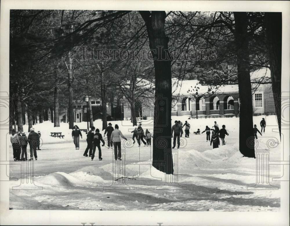 1981 Press Photo Ice skating near the Gideon Putnam, Saratoga - tub08362- Historic Images