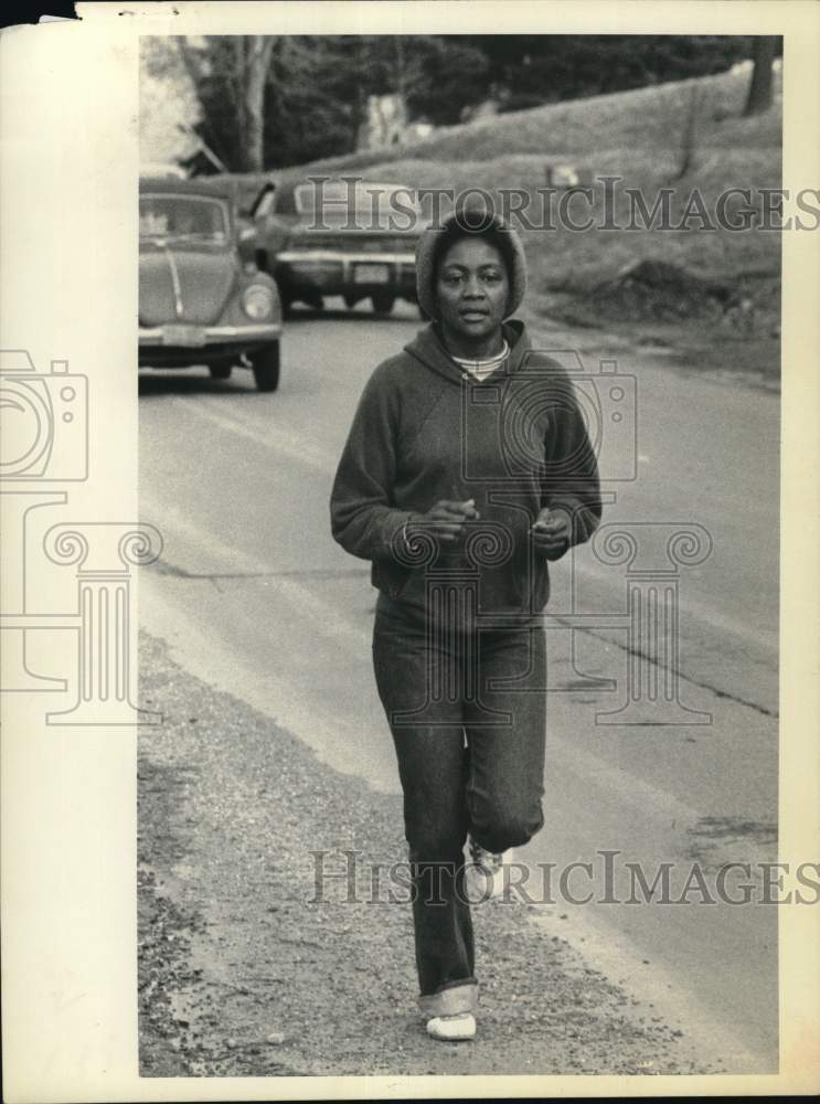 1976 Press Photo Jackie Hardy jogging down a road - tub08730- Historic Images