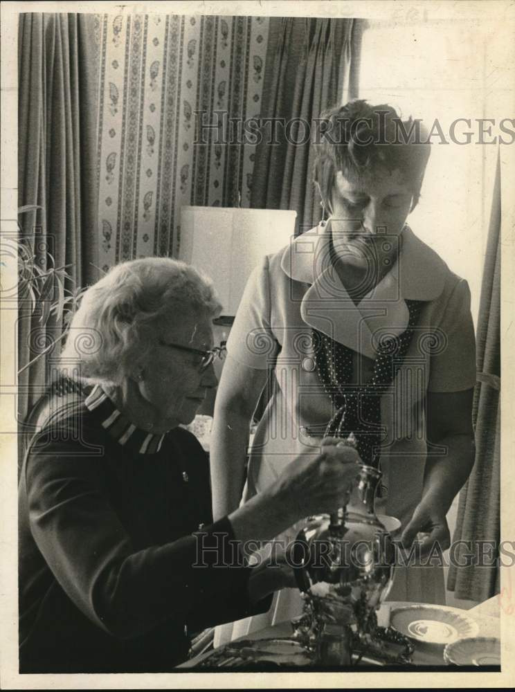 1970 Press Photo Mrs. Albert Mader & Mrs. John Gunther at tea in New York- Historic Images