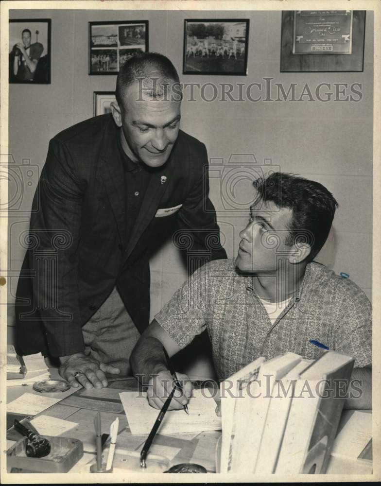 1964 Press Photo Bill Gleason with colleague in New York athletic office- Historic Images