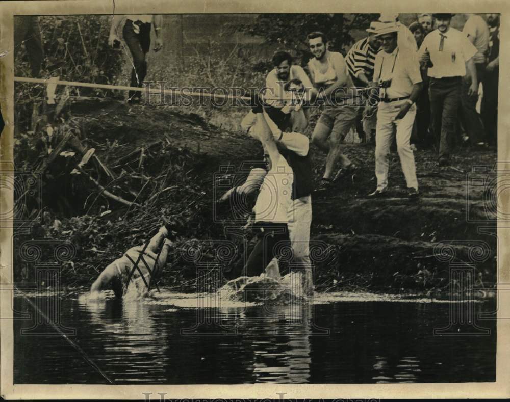 Press Photo Tug-of-war team pulled into lake in New York - tub09446- Historic Images