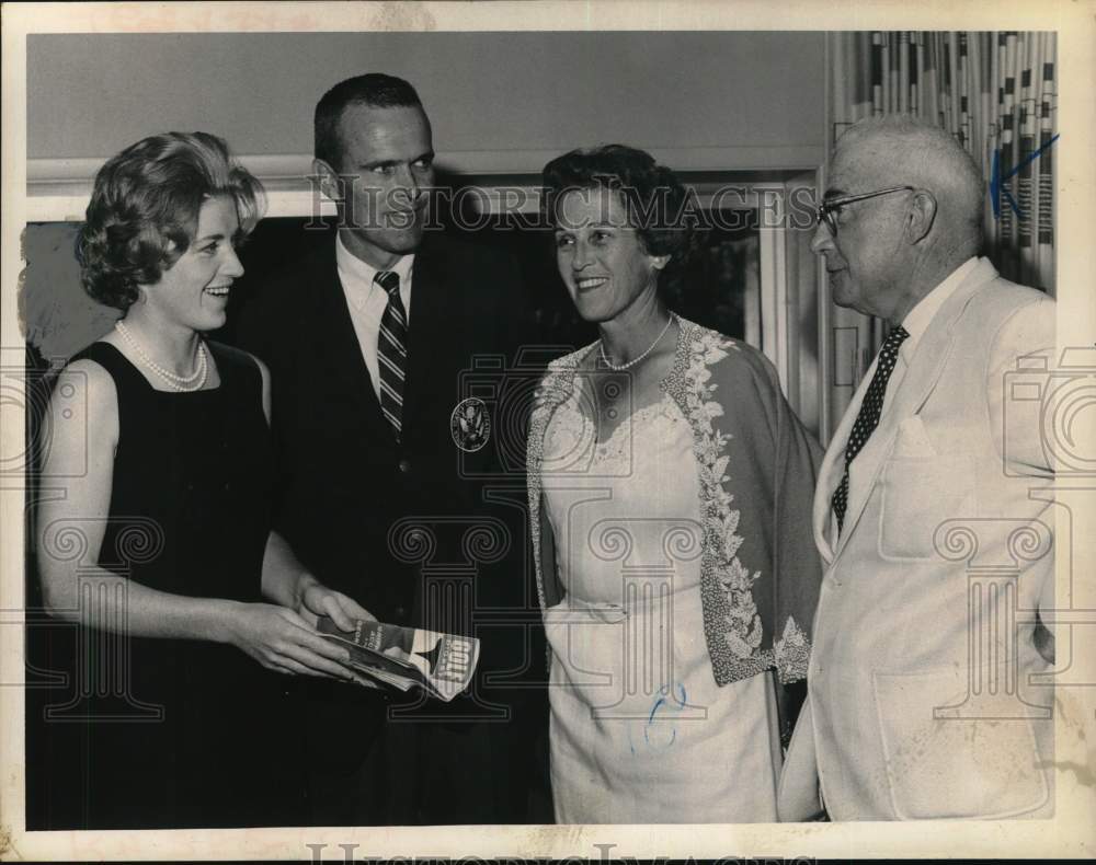 1963 Press Photo Group chats at Wolfert&#39;s Roost Country Club, Albany, New York- Historic Images