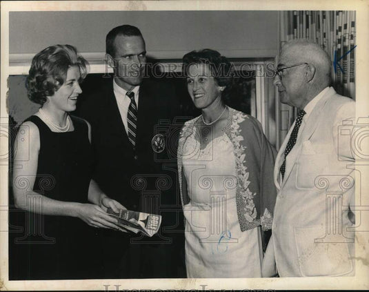 1963 Press Photo Group chats at Wolfert's Roost Country Club, Albany, New York- Historic Images