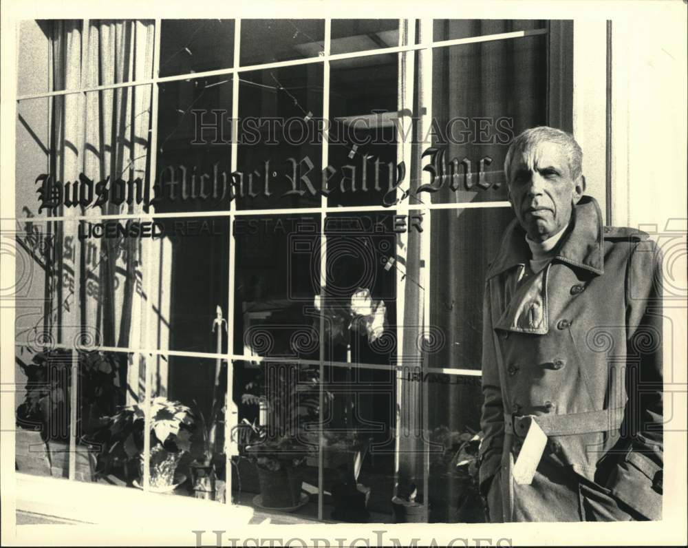 1985 Press Photo Irving Price outside Hudson, New York real estate office- Historic Images