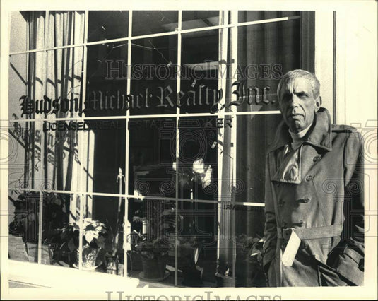 1985 Press Photo Irving Price outside Hudson, New York real estate office- Historic Images