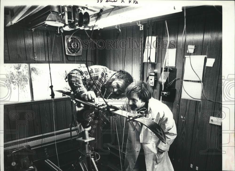 1978 Press Photo Dr. Carl Ettinger inspects skis at Glen Ellen Ski Area, Vermont- Historic Images