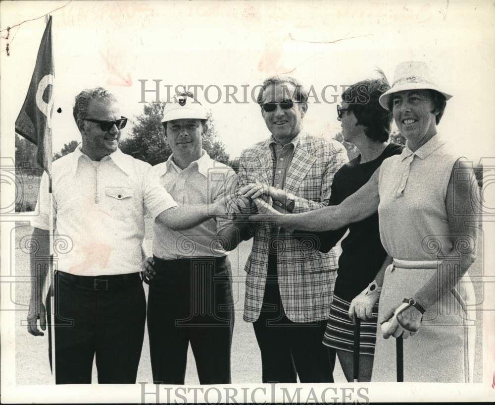 Press Photo Group poses on green of New York golf course - tub09959- Historic Images
