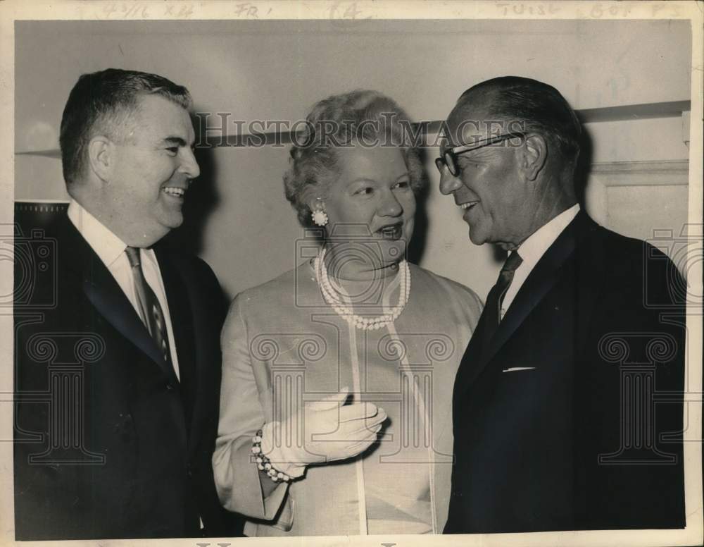 1964 Press Photo Edward Conway, Mrs. William Evans &amp; Douglas Hudson in New York- Historic Images