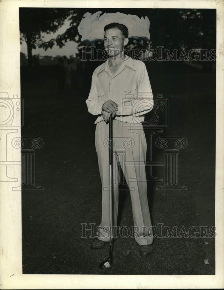 Press Photo Dan Gormley poses on golf course in New York - tub10502- Historic Images