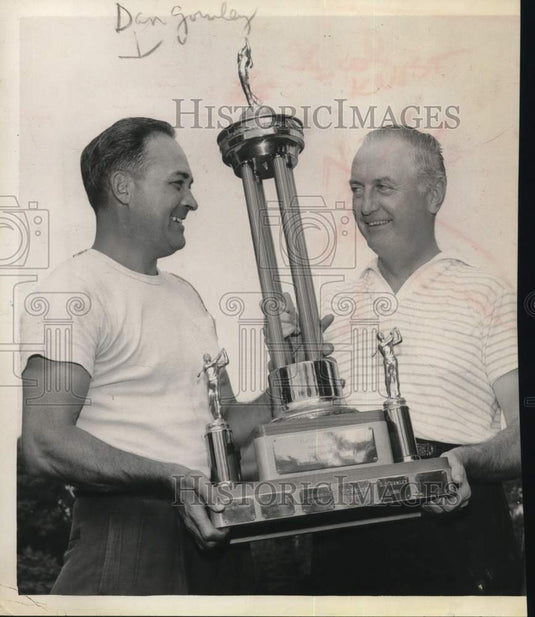 1962 Press Photo Dan Gromley & Ray Kinley pose with golf trophy in New York- Historic Images