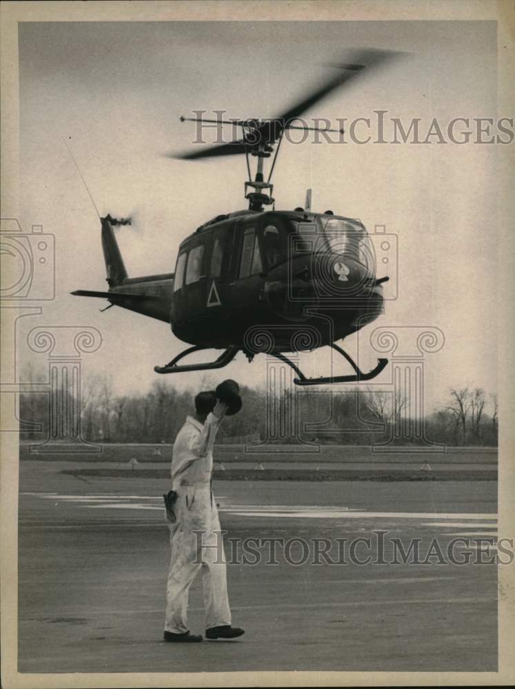 Press Photo Ground crewman directs helicopter to landing in New York - tub10542