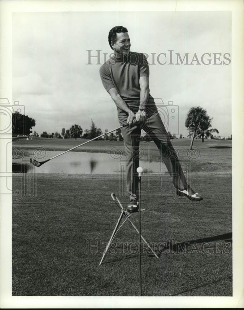 Press Photo Paul Hahn Sr. sets up for trick shot on New York golf course- Historic Images