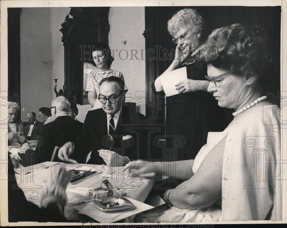1963 Press Photo Charles Goren, bridge expert, playing in Saratoga, New York- Historic Images