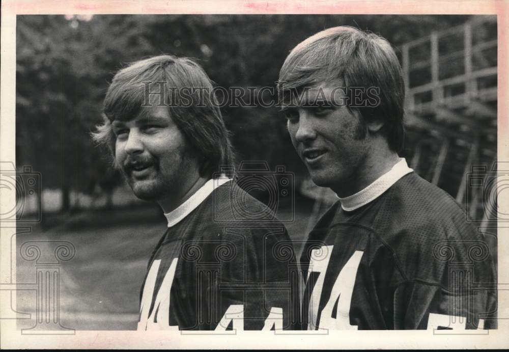 1973 Press Photo Ken Greg with fellow football player in New York - tub10951- Historic Images